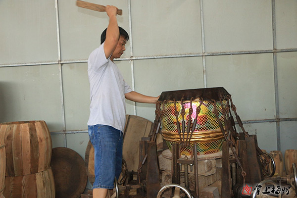 兴宁制鼓技艺六代传！锣鼓节奏几乎被“敲”进每一个梅州人的记忆中...